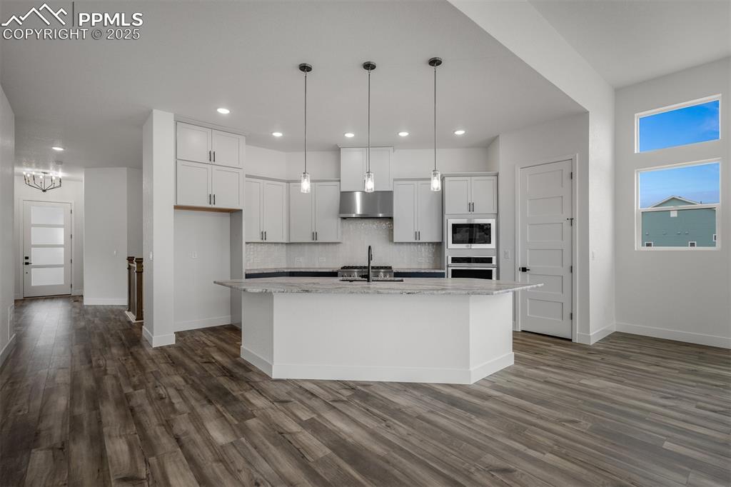 Image 7 of 32: Kitchen