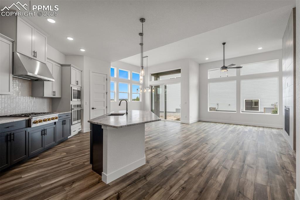 Image 8 of 32: Kitchen