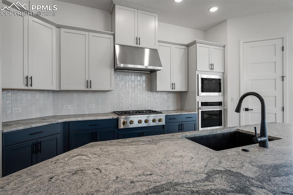 Image 9 of 32: Kitchen
