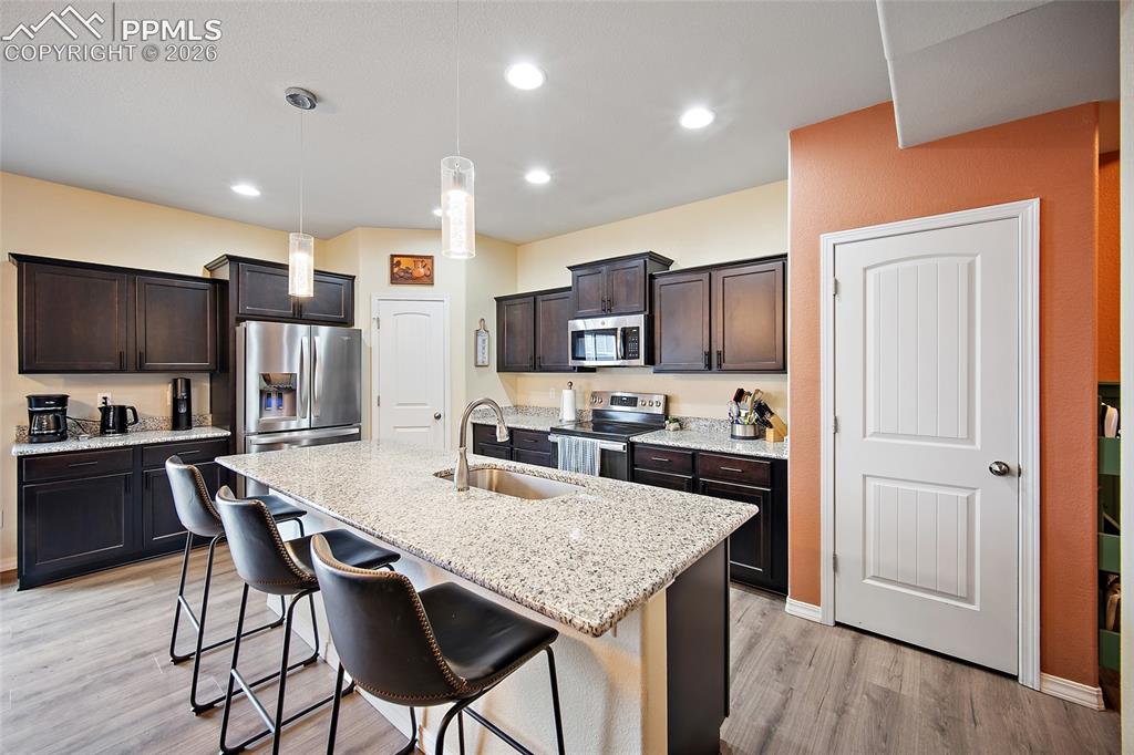 Image 7 of 28: Kitchen