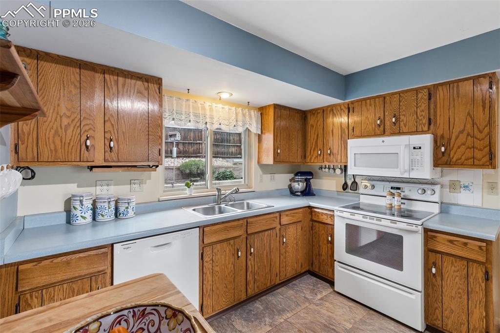 Image 10 of 34: Kitchen