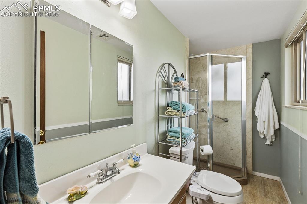 Image 18 of 34: Bathroom