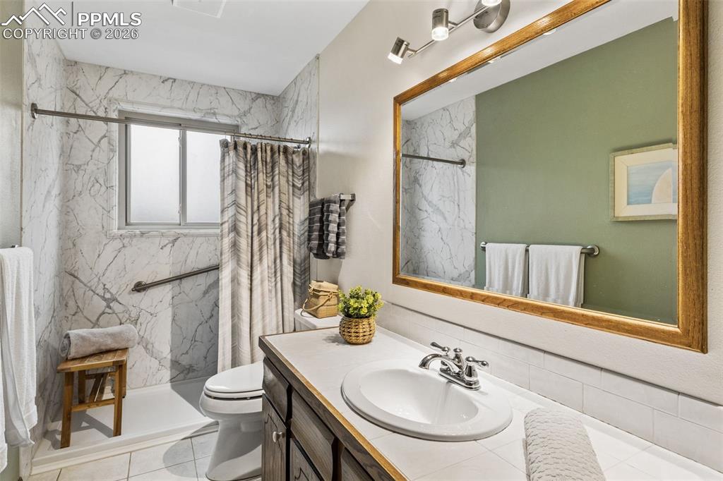 Image 19 of 34: Bathroom