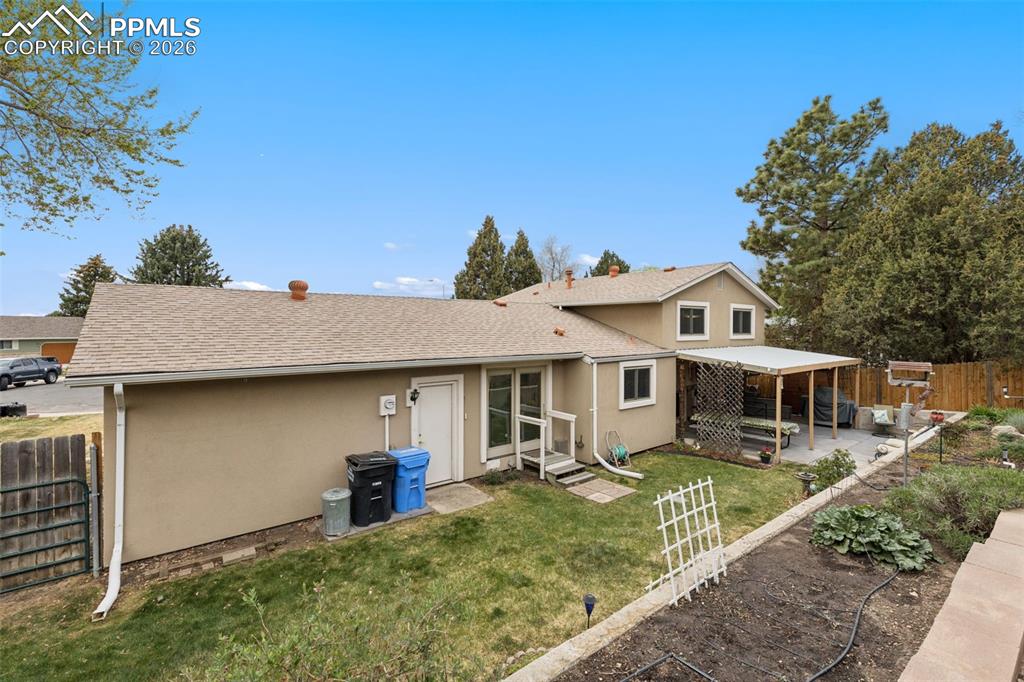 Image 25 of 34: Back of Structure