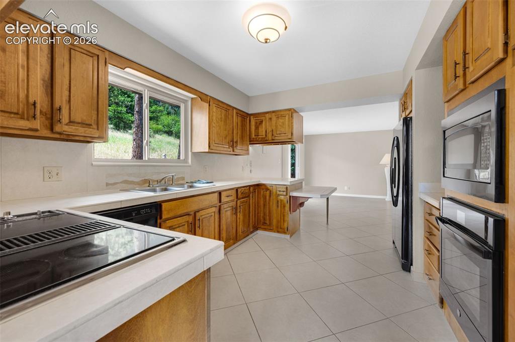 Image 17 of 49: Kitchen
