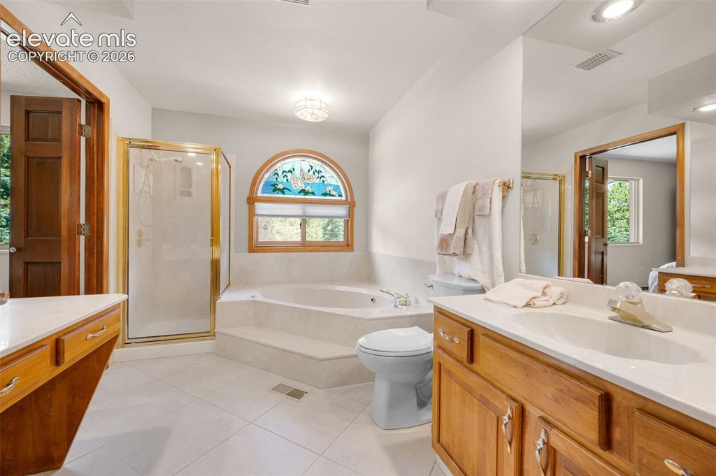 Image 26 of 49: Bathroom