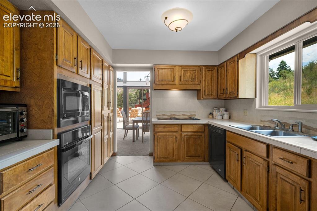 Image 5 of 49: Kitchen