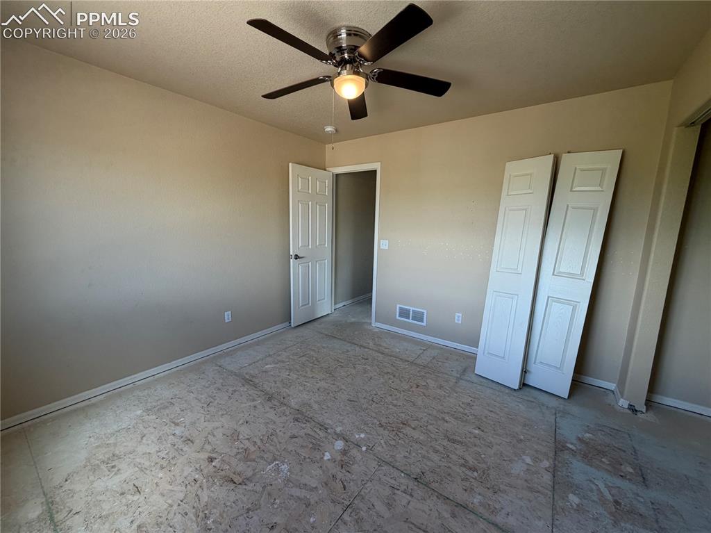 Image 18 of 29: Bedroom
