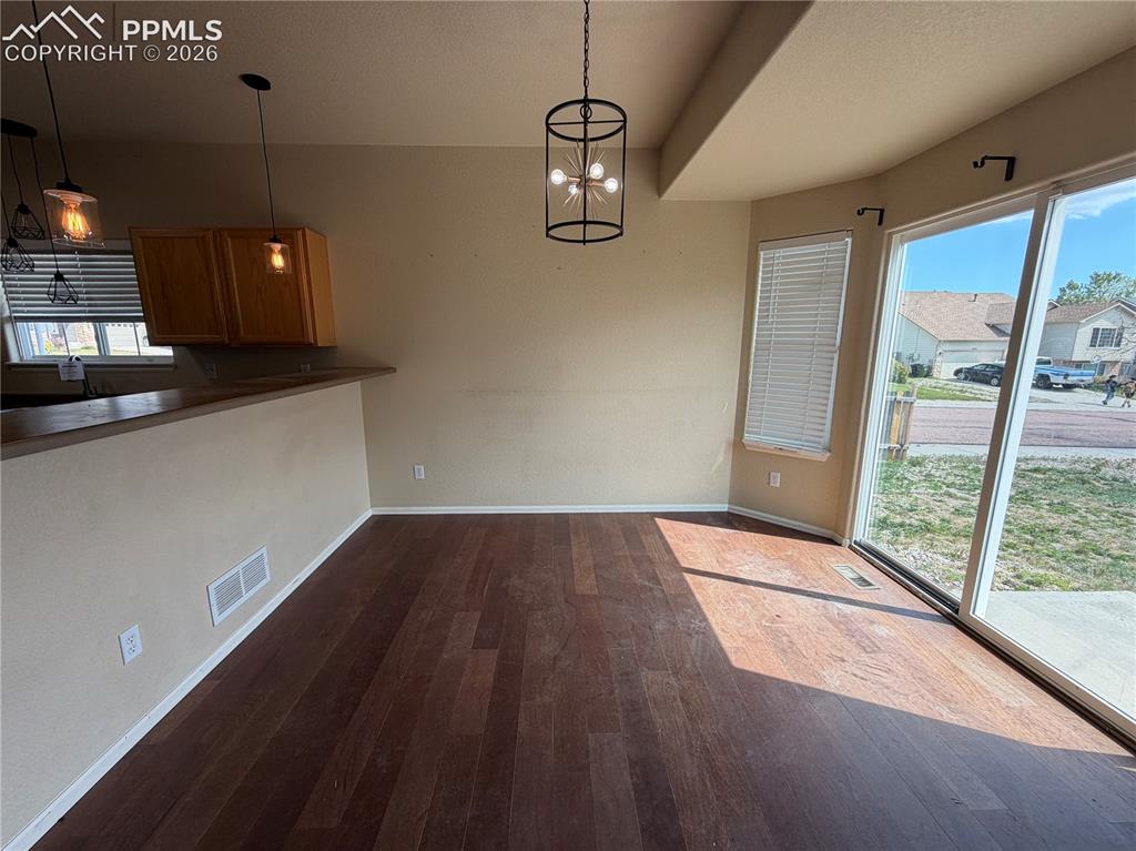 Image 7 of 29: Dining Area