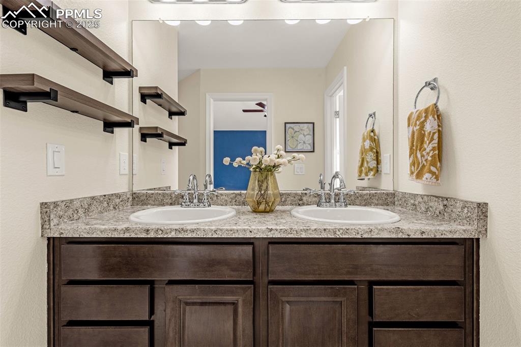 Image 17 of 40: Bathroom