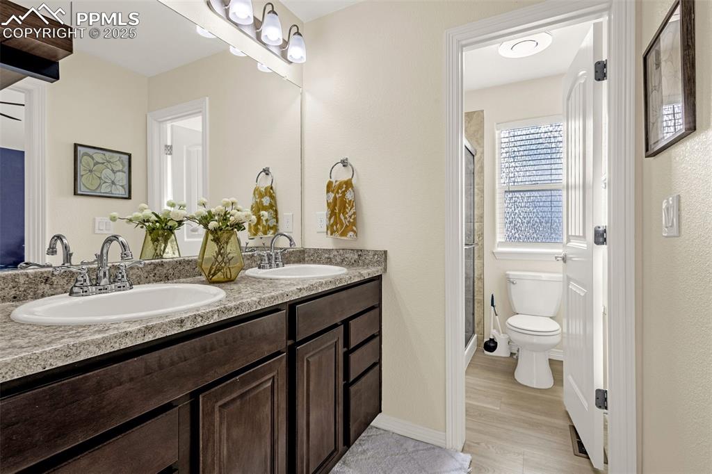 Image 18 of 40: Bathroom