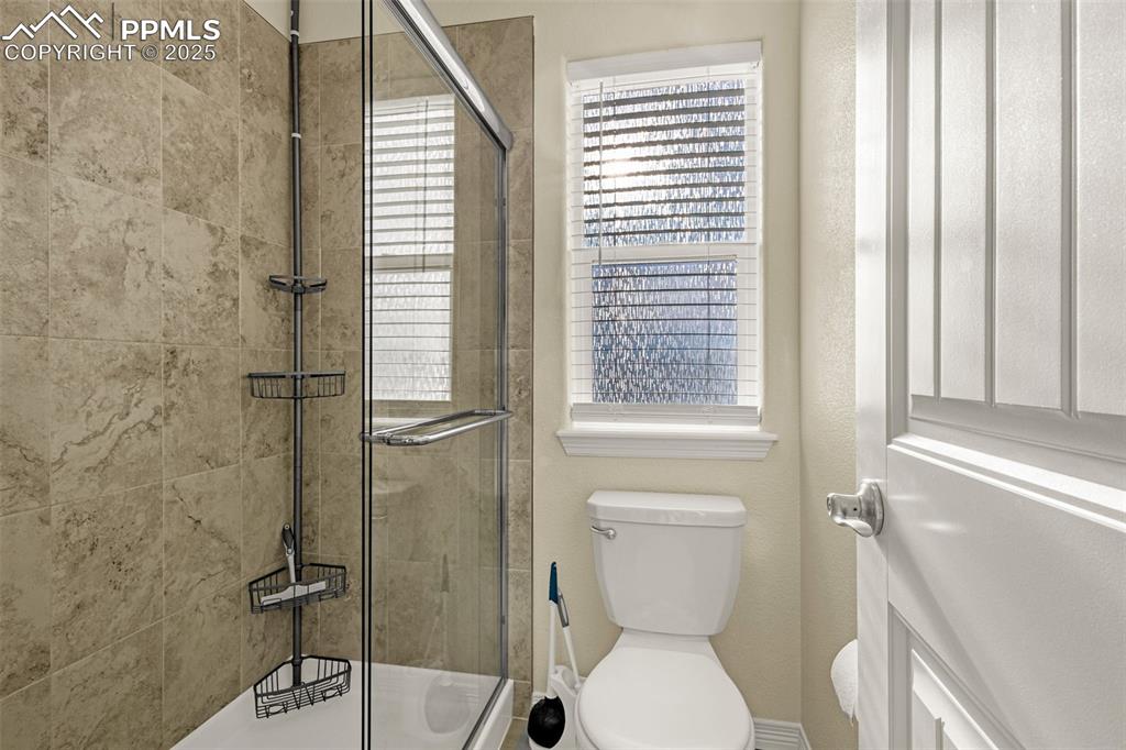 Image 19 of 40: Bathroom