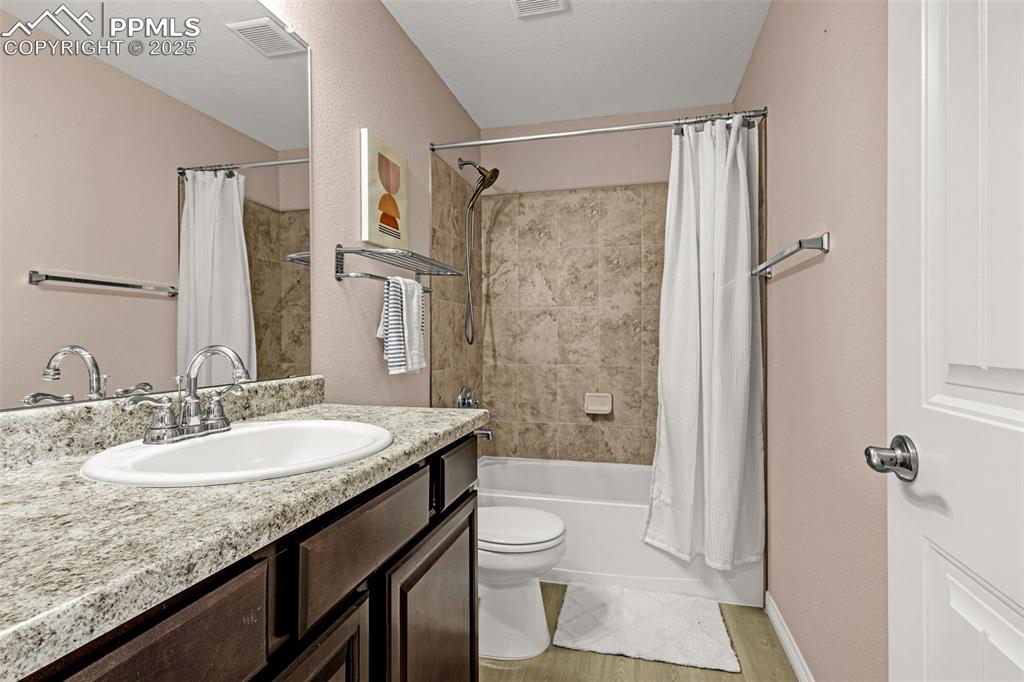 Image 23 of 40: Bathroom