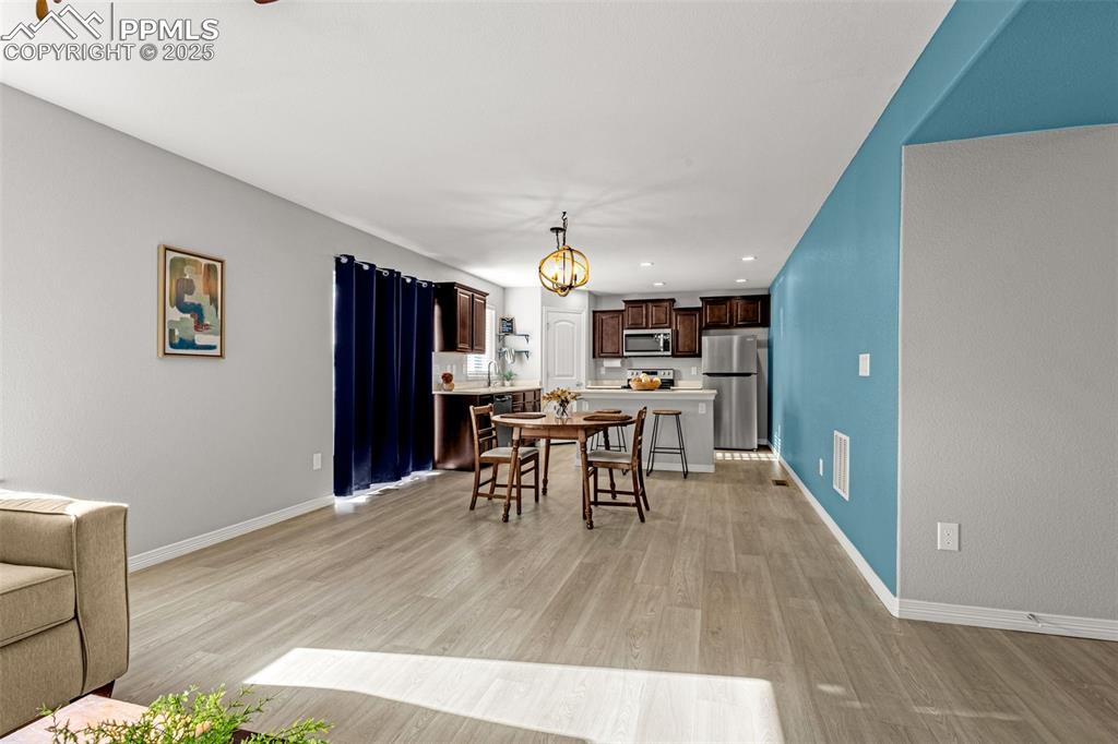 Image 7 of 40: Dining Area