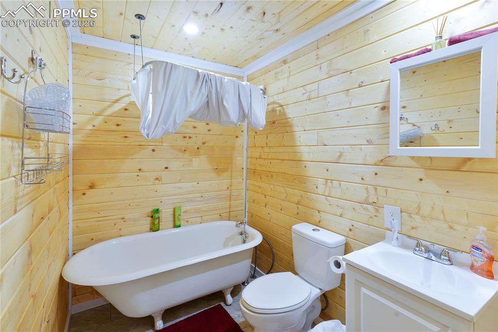 Image 22 of 25: Bathroom