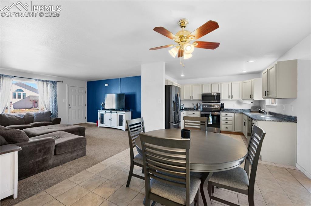 Image 2 of 22: Dining Area