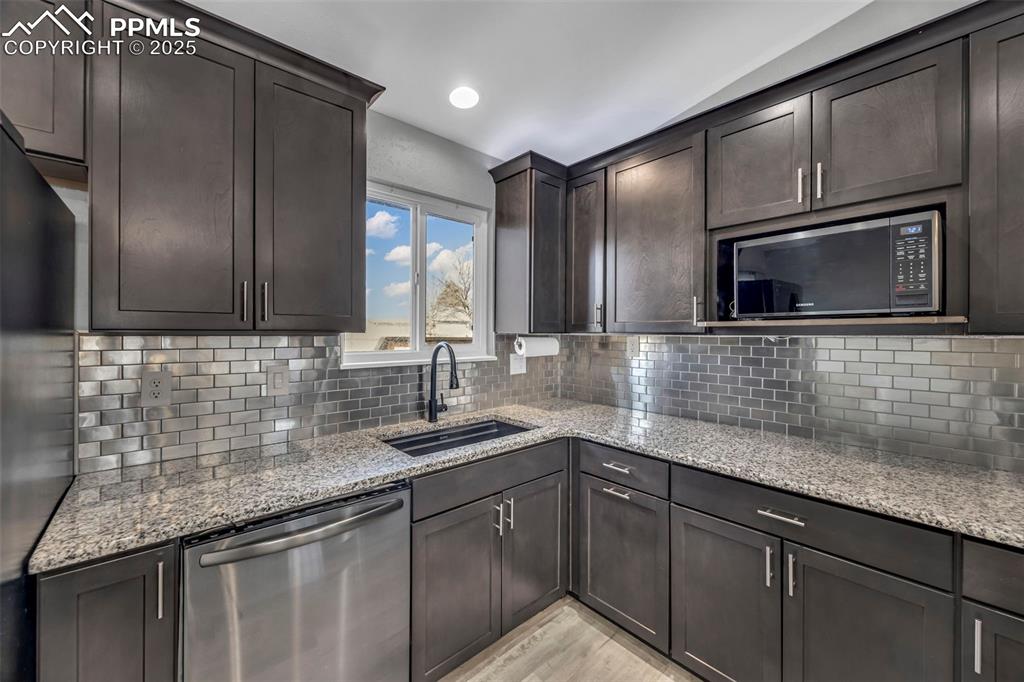 Image 11 of 33: Kitchen