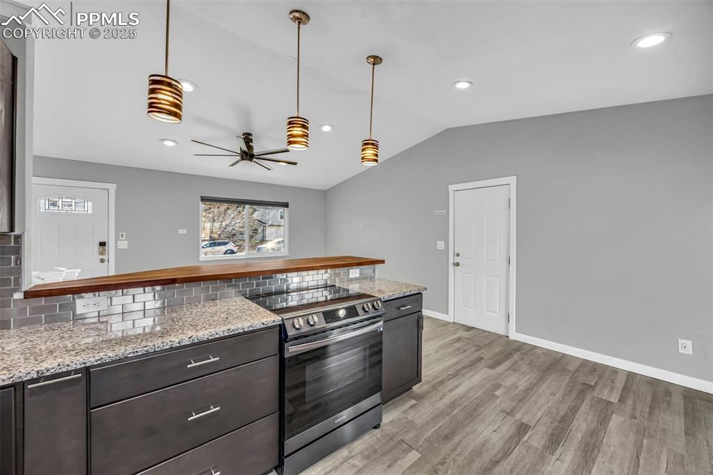 Image 12 of 33: Kitchen