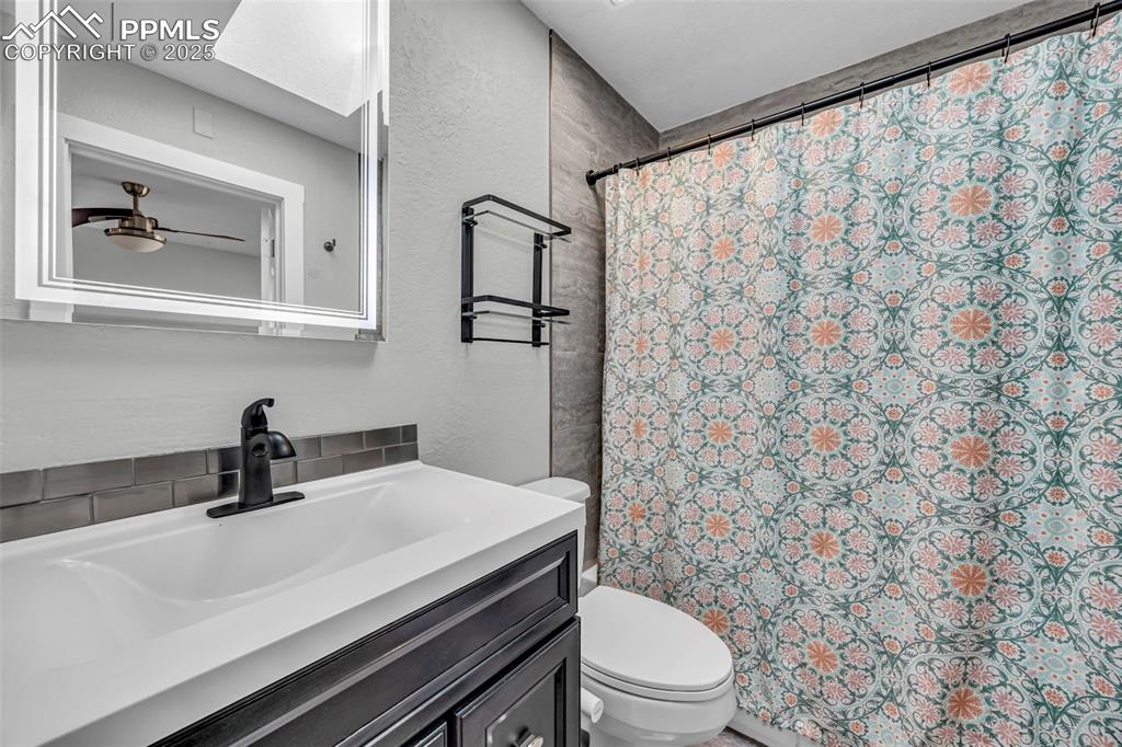 Image 19 of 33: Bathroom