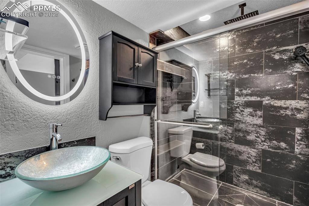 Image 24 of 33: Bathroom