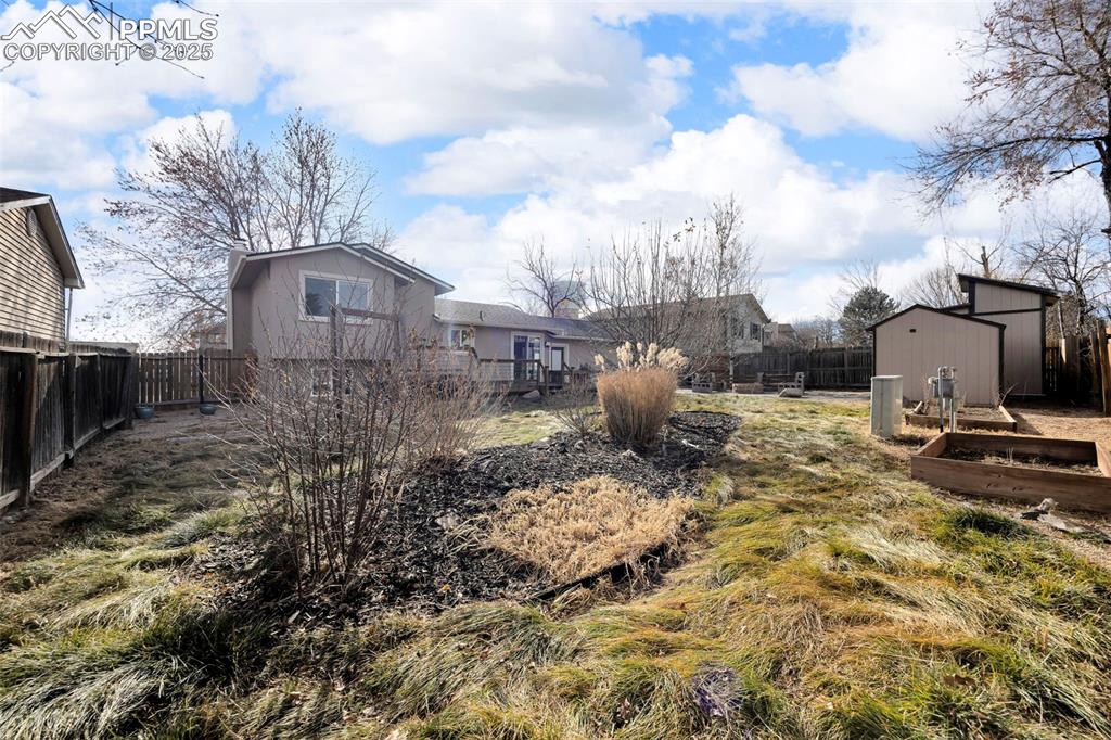 Image 29 of 33: Yard