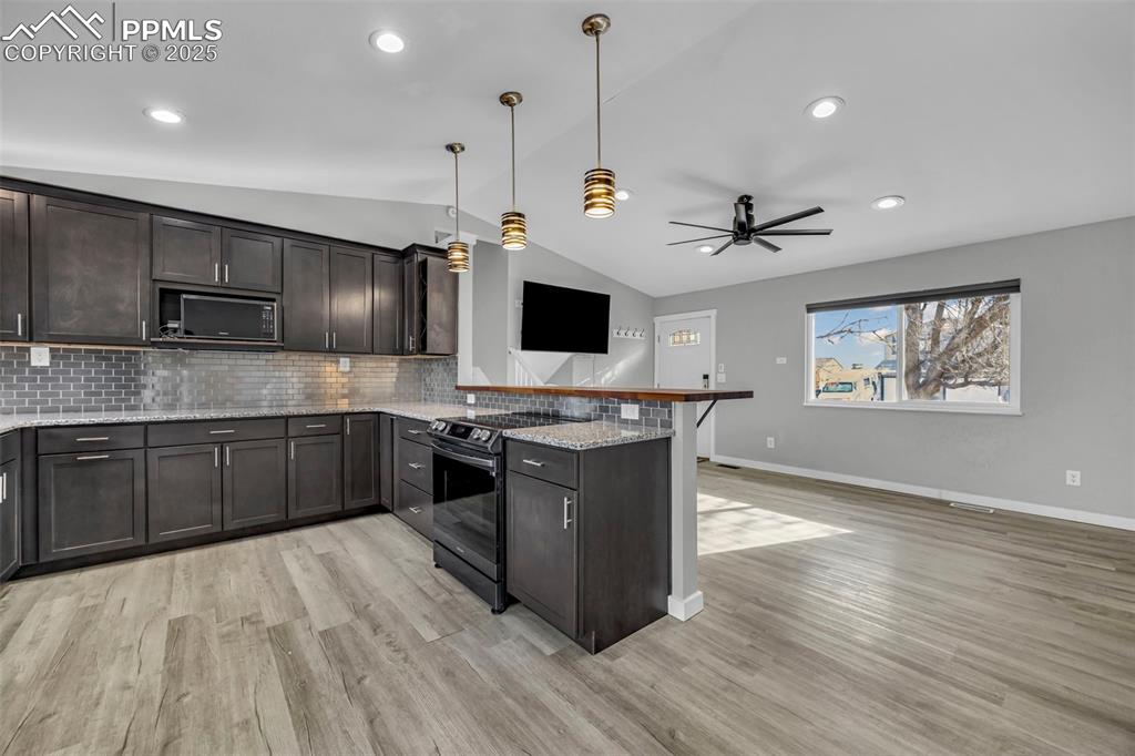 Image 9 of 33: Kitchen