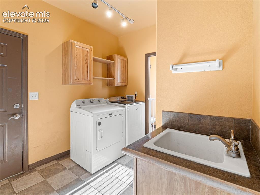 Image 17 of 44: Bathroom