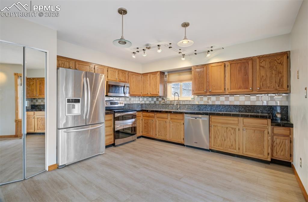 Image 10 of 40: Kitchen