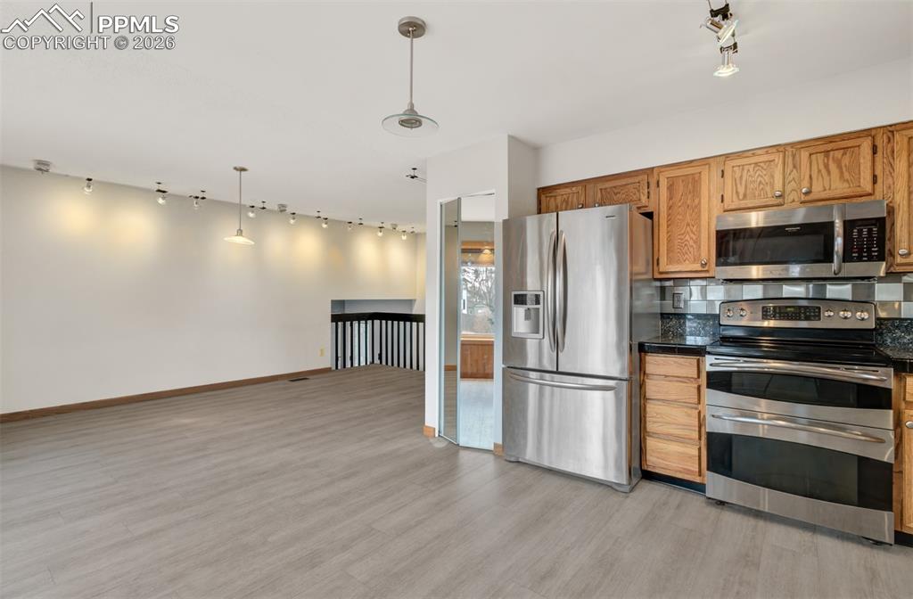 Image 11 of 40: Kitchen