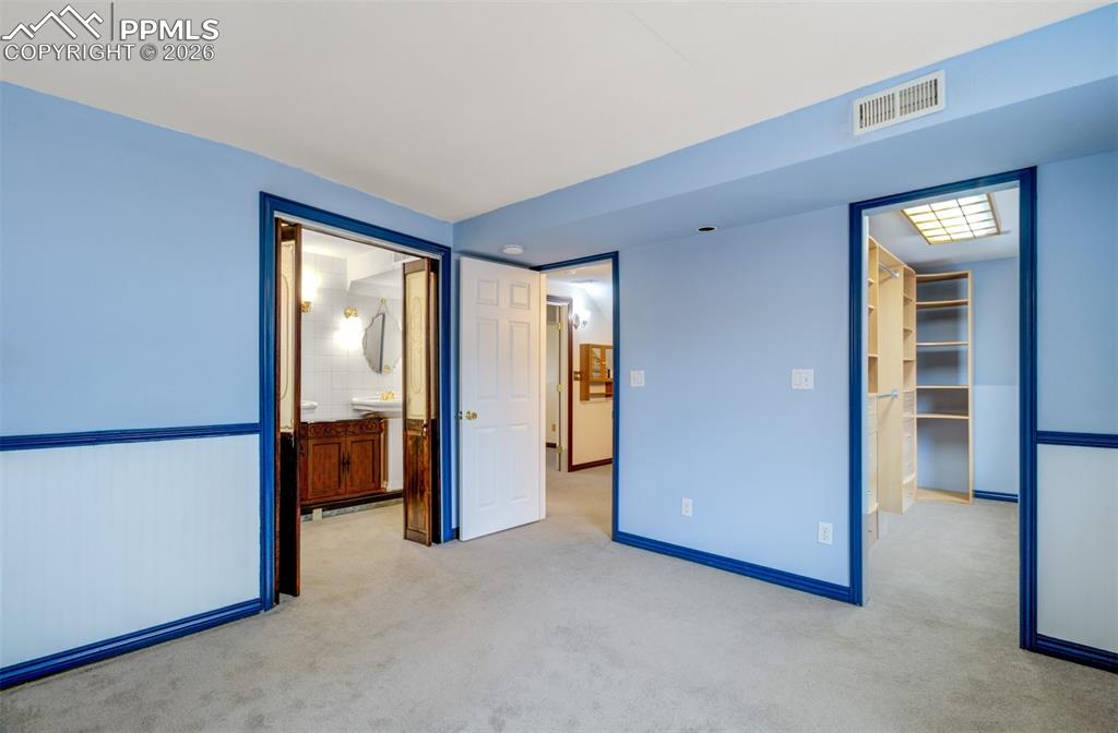 Image 19 of 40: Bedroom