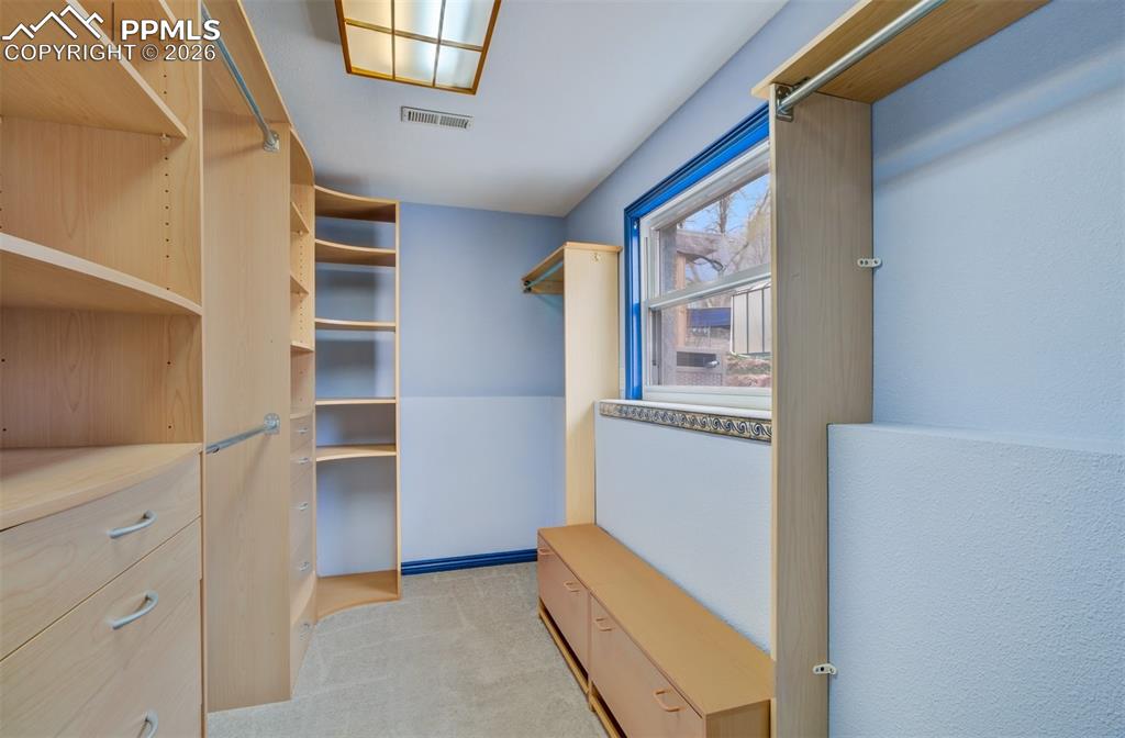 Image 20 of 40: Closet