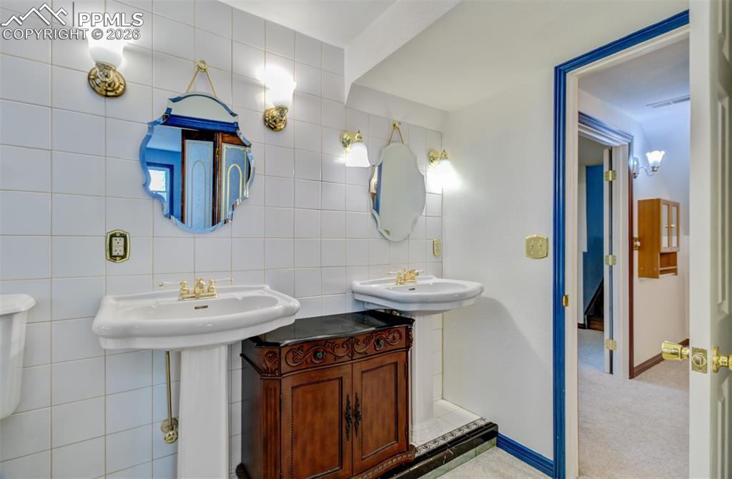 Image 21 of 40: Bathroom