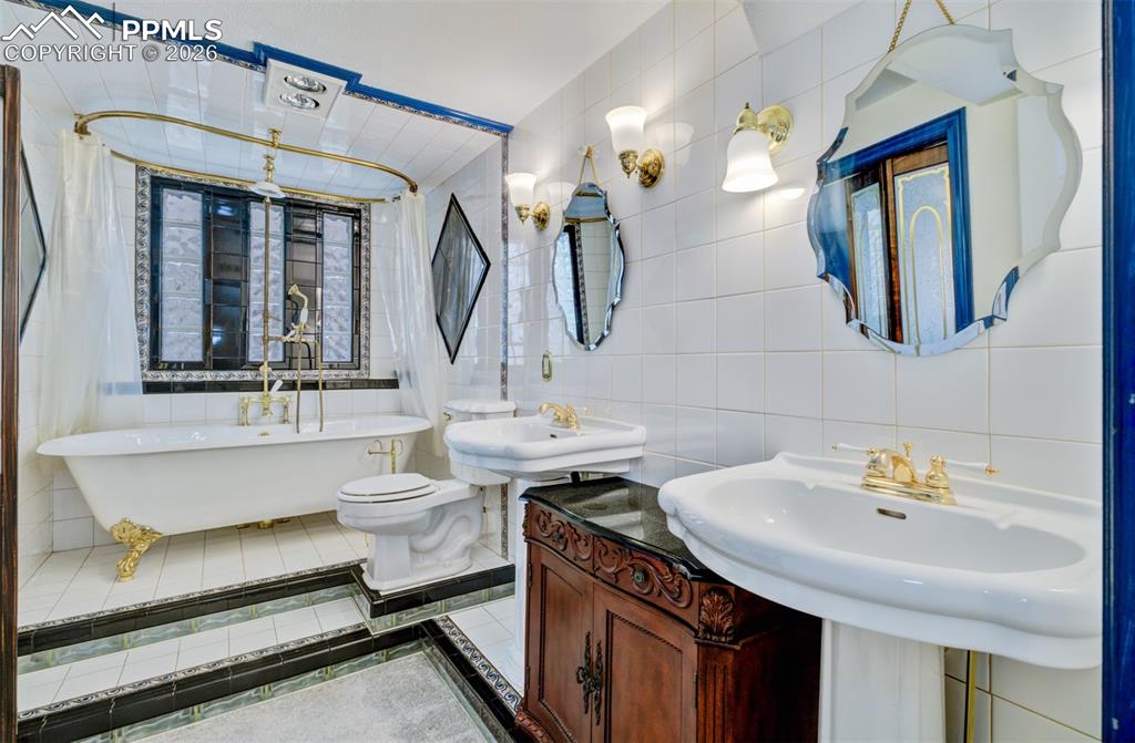 Image 22 of 40: Bathroom