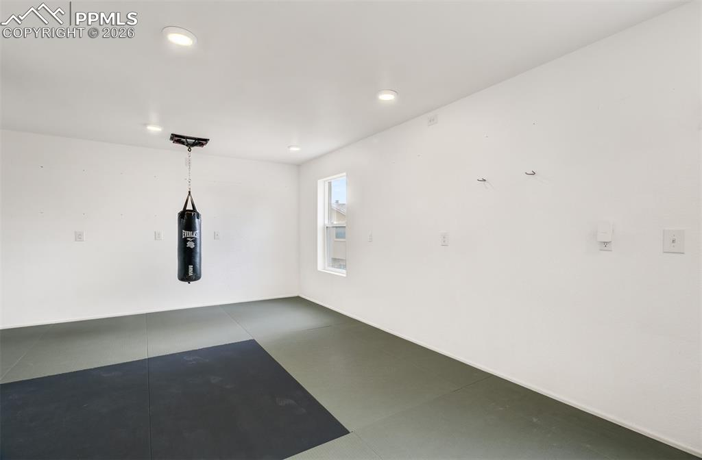 Image 28 of 40: Garage