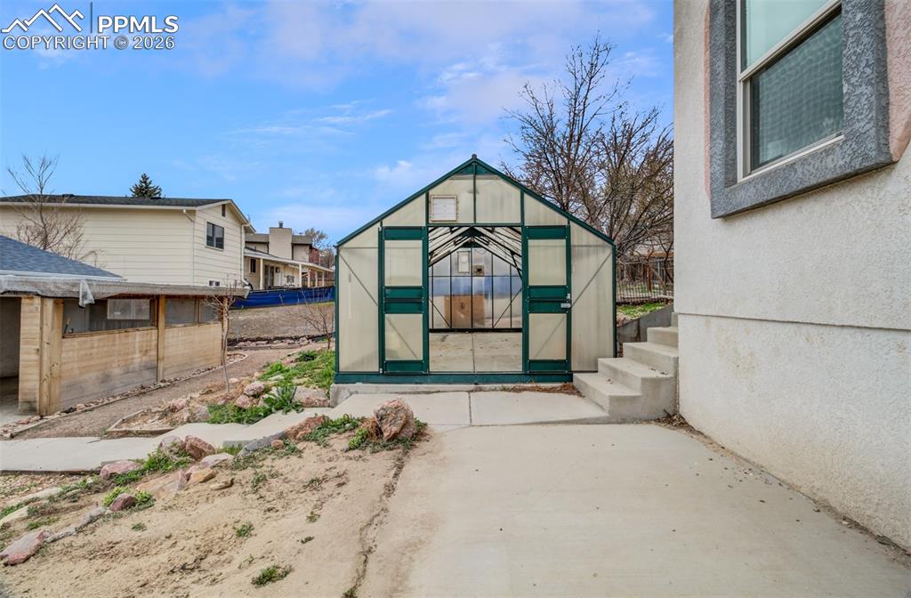 Image 34 of 40: Entry