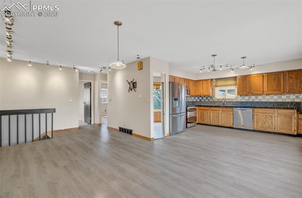 Image 9 of 40: Kitchen