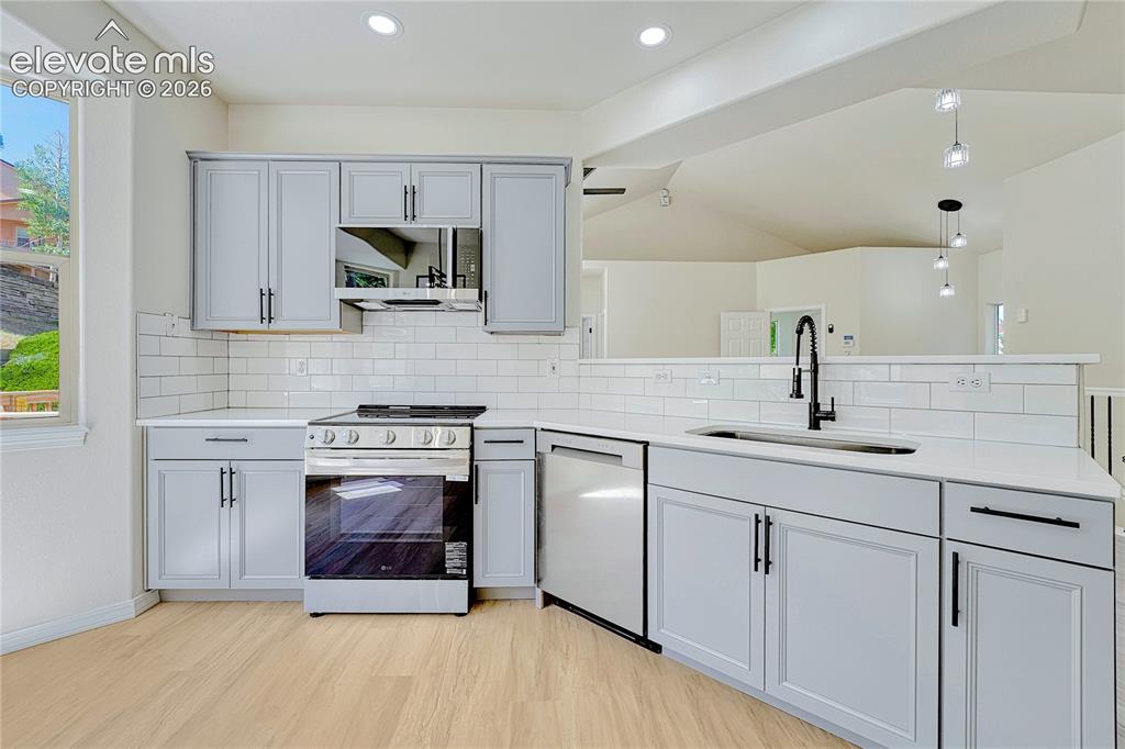 Image 23 of 48: Kitchen
