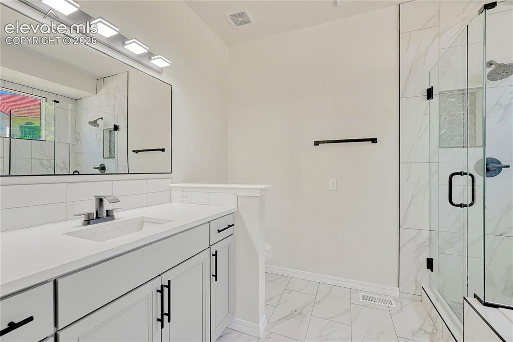 Image 32 of 48: Bathroom