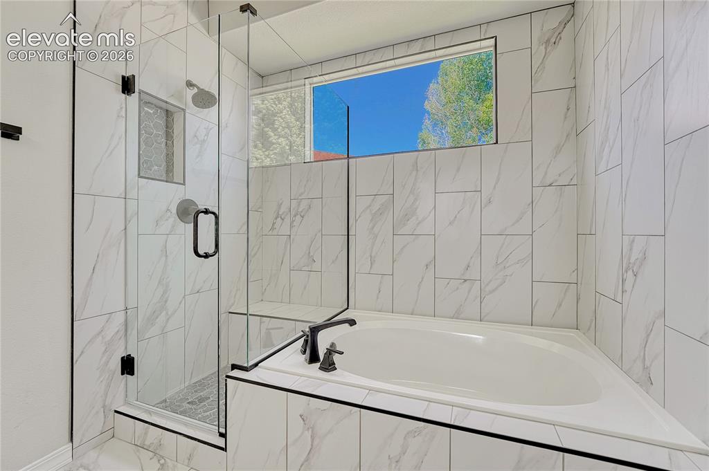 Image 33 of 48: Bathroom