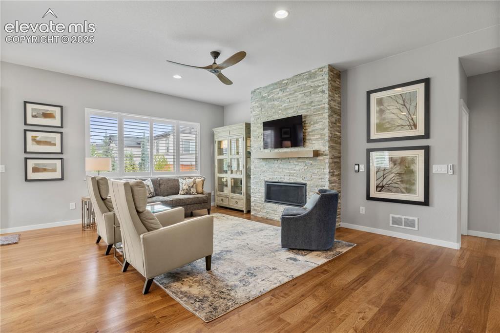 Image 16 of 48: Living Room
