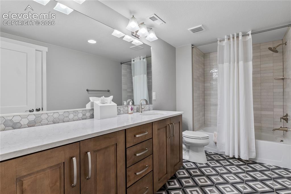 Image 44 of 48: Bathroom