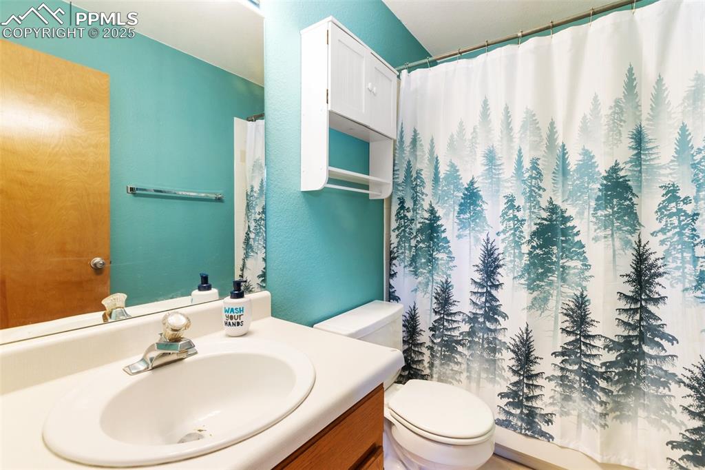 Image 20 of 34: Full Bath - Upper Level