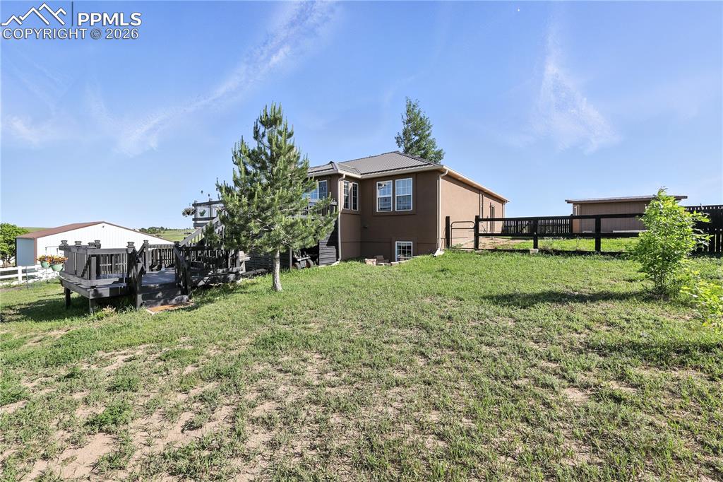 Image 28 of 43: Yard