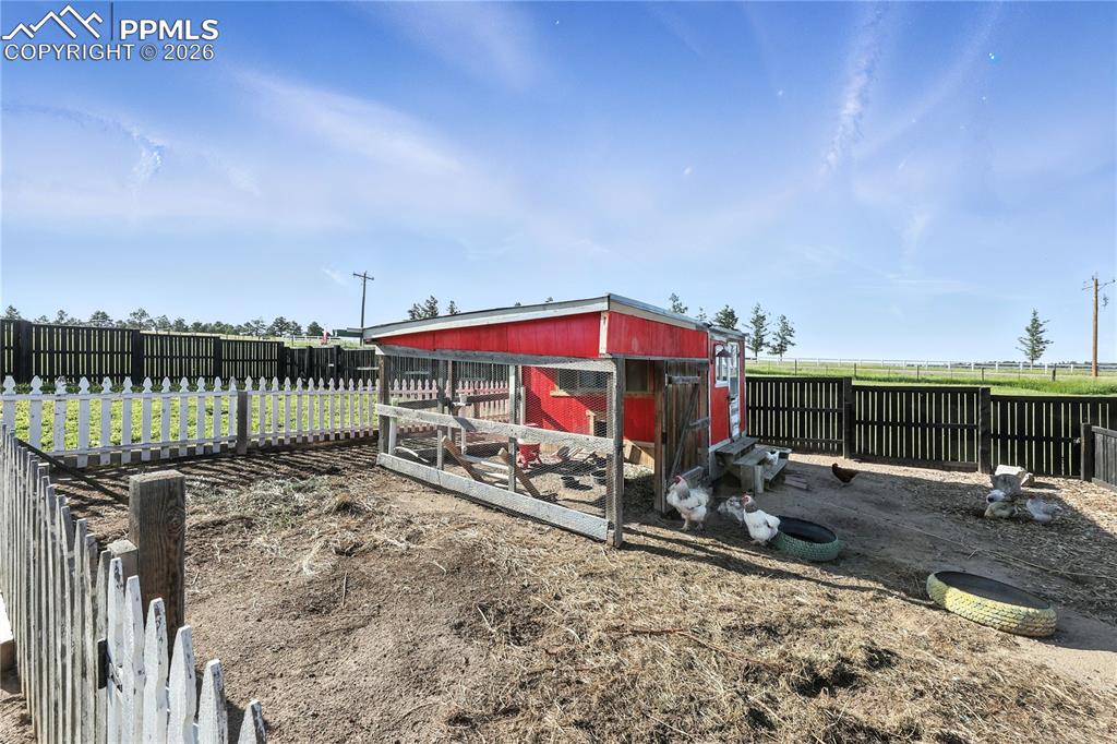 Image 39 of 43: Yard