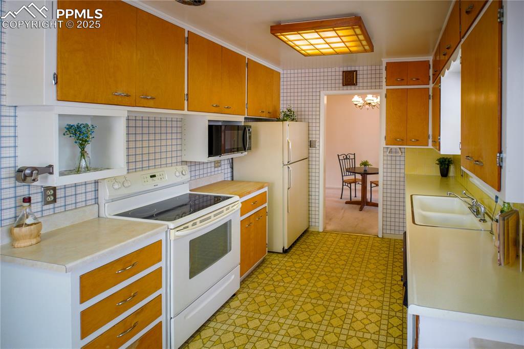 Image 12 of 28: This is a spacious kitchen with eat-in breakfast area