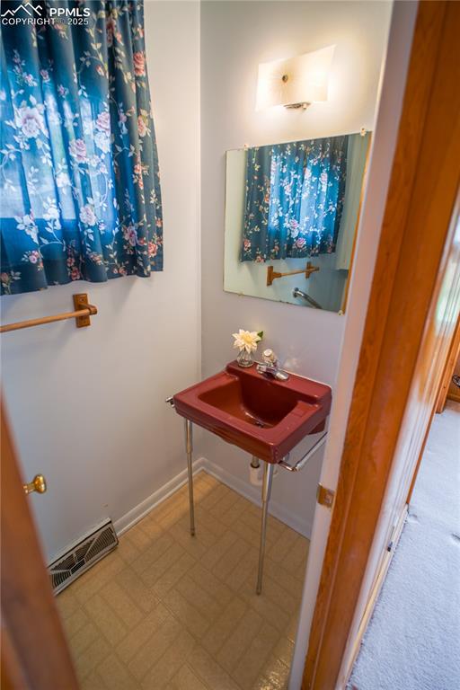 Image 19 of 28: 1/2 bath off the family room