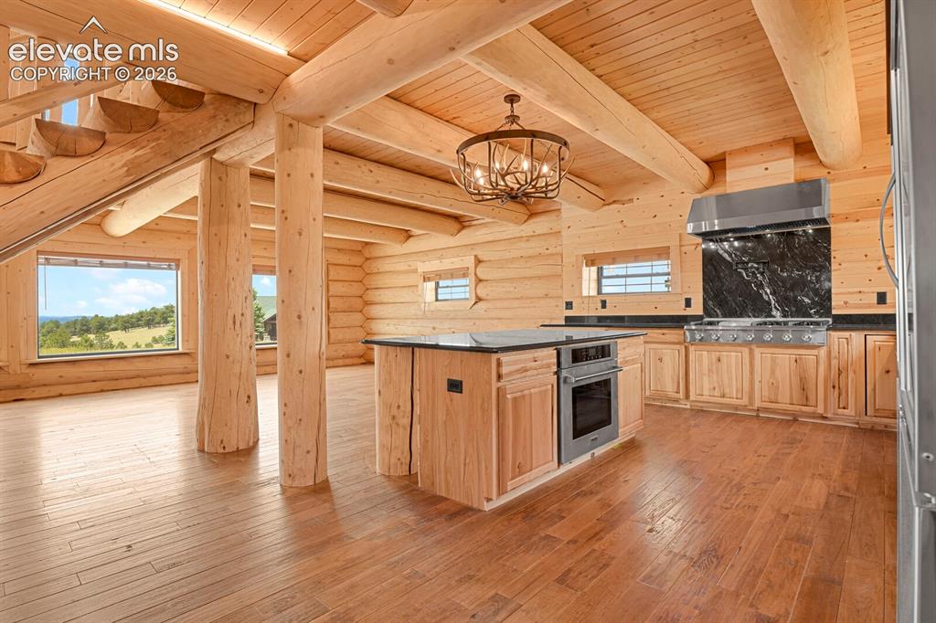 Image 11 of 45: Kitchen