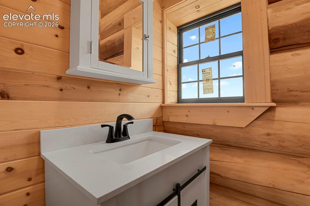 Image 17 of 45: Bathroom