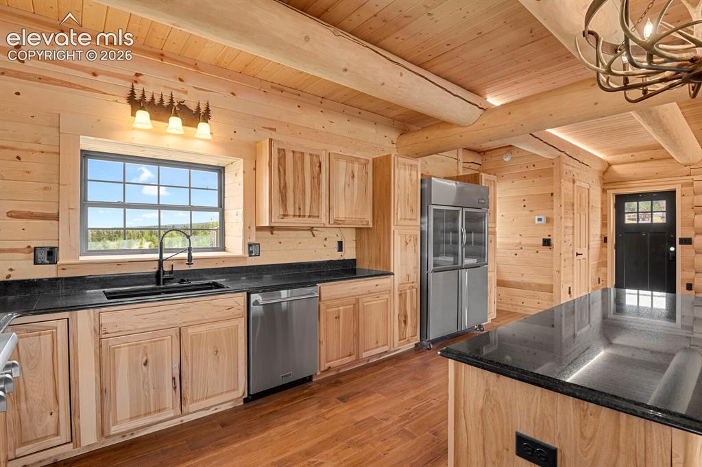 Image 9 of 45: Kitchen