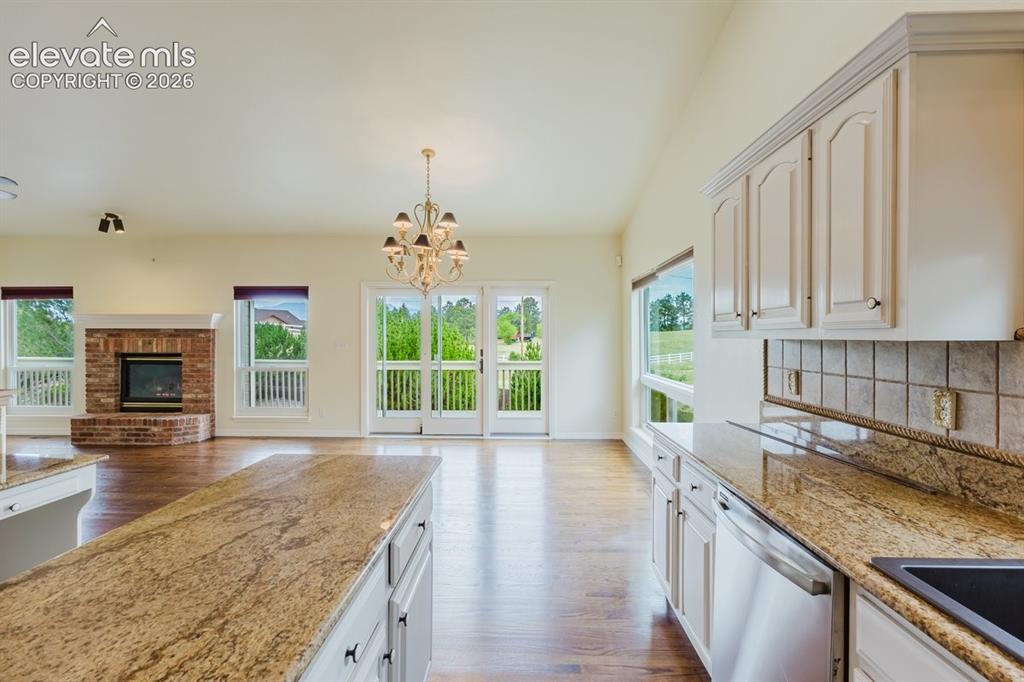 Image 13 of 43: Kitchen